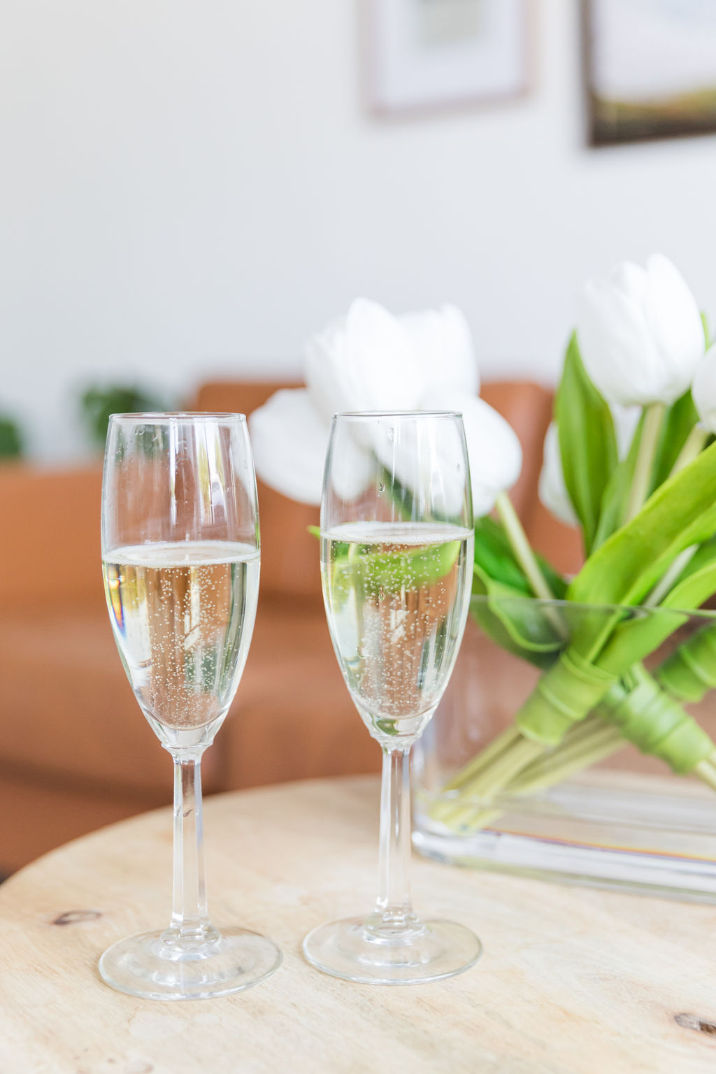Two champagne glasses celebrating new hired employees thanks to Intoto Recruiting